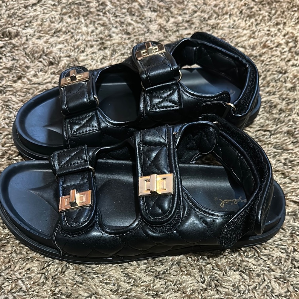 Quilted black sandals